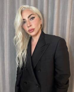 Lady Gaga возвращается: темный поп-символизм в новом сингле "Disease"